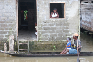Familia en una aldea inundada a orillas del río Atrato en Chocó, Colombia. / Credit:Jesús Abad Colorado/IPS