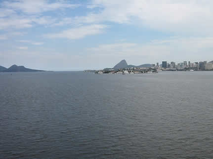 Entrada a la Bahía de Guanabara, en apariencia deslumbrante, vista desde el puente que une Río de Janeiro con Niterói / Credit:Crédito: Mario Osava/IPS